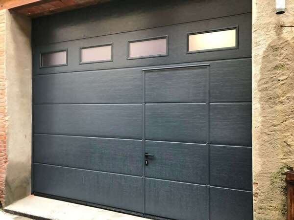 Porte de garage sectionnelle avec portillon intégré à Argelès-sur-Mer et Perpignan : le bon choix pour votre maison