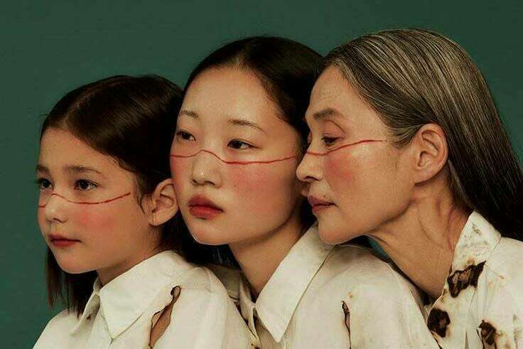 Trois générations de femmes serrées l'une contre l'autre, constellations familiales à Paris