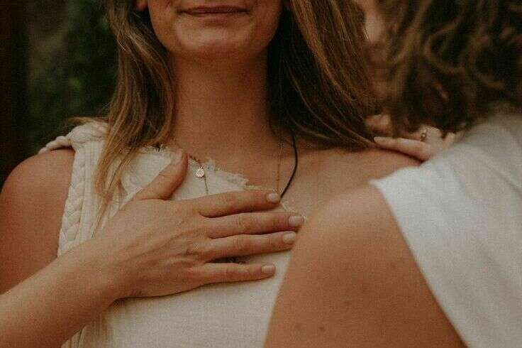 Femme qui pose la main sur son cœur, stages et formations en lien avec le corps