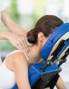 Praticienne réalisant un massage bien-être relaxant nuque épaules