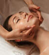 Massage facial relaxant pour détente corps et esprit