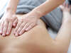 massage du dos relaxant dans atmosphère chaleureuse et enveloppante