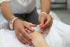 Enfants et adultes recevant une séance de biorésonance