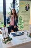 Naturopathe spécialisée troubles digestifs souriante bureau clair