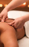 Femme recevant un massage tuina dans un spa relaxant