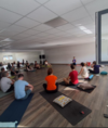 Personnes pratiquant yoga pour maîtriser stress quotidien