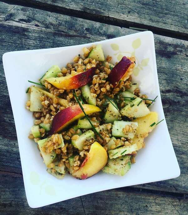 Salade d'épeautre - concombre - pêche