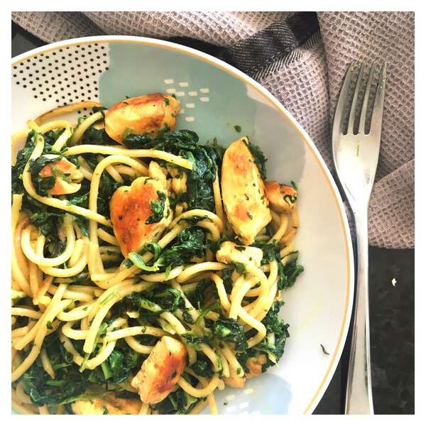 Spaghettis au poulet mariné et épinards