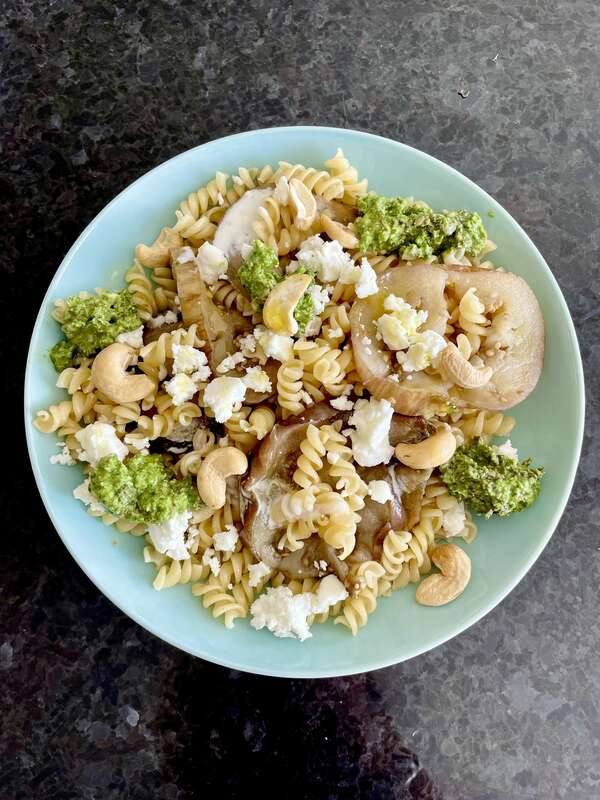 Pâtes aux aubergines, fêta et pesto