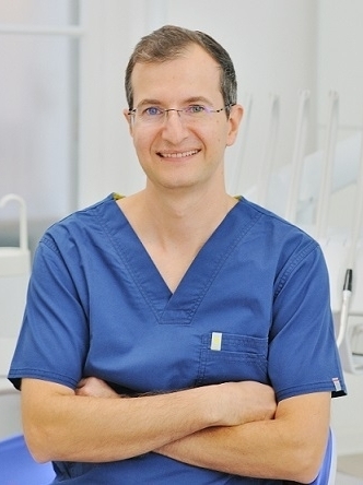 Chirurgien-dentiste à Aix-en-Provence, Dr Marius Gociu en tenue de cabinet