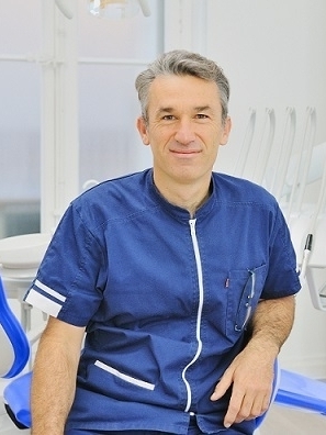 Chirurgien-dentiste à Aix-en-Provence, Dr Alain Milon au fauteuil dentaire