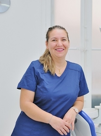 Ioana, assistante dentaire du Dr Gociu, cabinet d'orthodontie à Aix-en-Provence