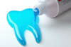 Dentifrice bleu formant une dent symbolisant chirurgie orthognathique