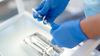 Dentiste effectuant un examen pour restauration dentaire