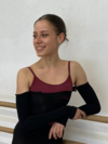 Jeune danseuse classique posant à la barre été ballet