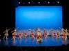 Jeunes danseuses en tutus argenté et rouge sur scène ballet