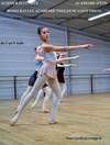 Danseuses classiques pratiquant arabesque en cours avancé