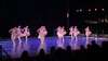 Danseuses de ballet en tutus blancs au spectacle de fin d'année
