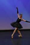 Danseuse classique en tutu noir scène spectacle Noël enfants