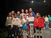 Jeunes danseuses médaillées sur scène au concours de ballet