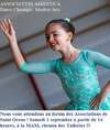 Jeune danseuse souriante en costume turquoise au forum danse