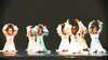 Enfants en costumes dans danse classique stage de Noël