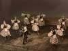Danseurs en costumes traditionnels russes sur scène boisée