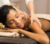 Femme souriante recevant un massage lymphatique relaxant