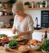 Femme préparant repas sain pour équilibre hormonal naturel