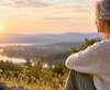 Femme contemplant paysage naturel au coucher de soleil Miribel
