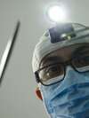 tête d'un dentiste avec lampe frontale