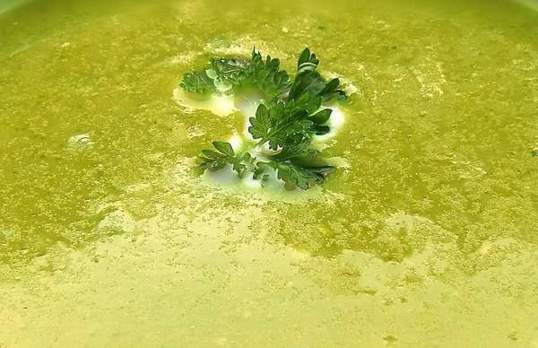 Velouté de concombre, pois chiches et curcuma en verrine