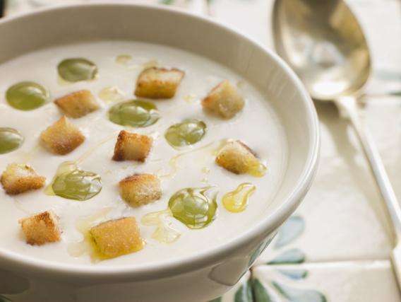 Soupe froide blanche spécialité espagnole aux amandes