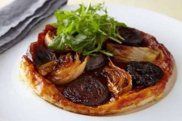 Tarte fine aux oignons rouges et à la feta