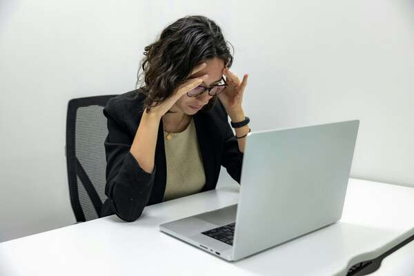 Télétravail : 3 exercices simples pour soulager vos cervicales.