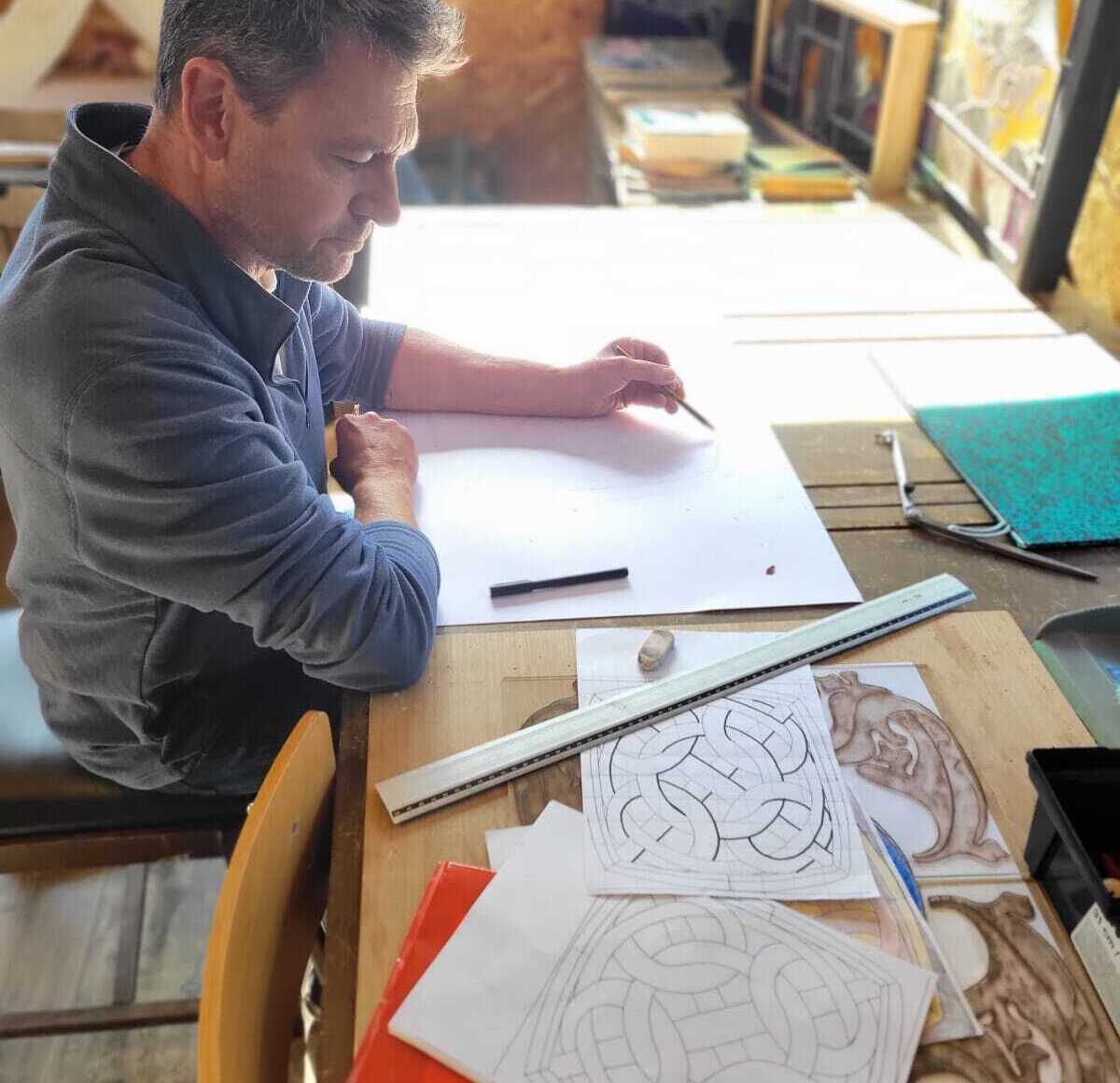 Inspiration artistique variée, du vitrail au pixel art.