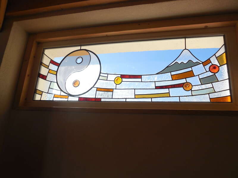 Yoga dans la Drôme - Vitrail au plomb avec insertion de culs de bouteilles - 160 x 55 - 69 pièces - 3400€ - Vendu