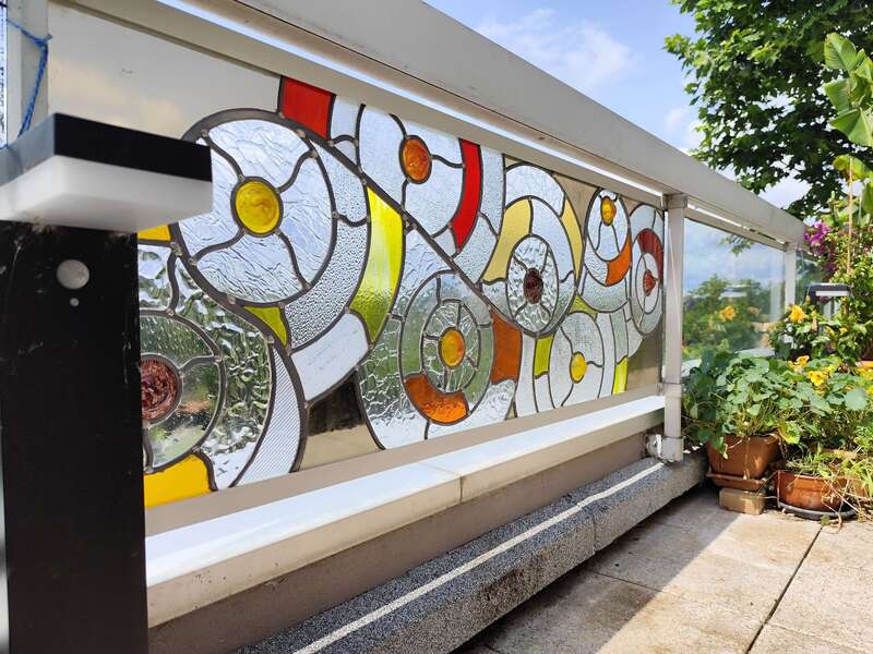 Garde au corps - Vitrail au plomb avec insertion de culs de bouteilles colorés - 155 x 55 - 3400€ - vendu
