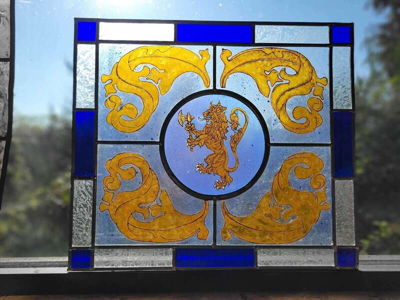 Le lion d'or - Vitrail au plomb et peinture sur verre, jaune d'argent et grisaille - 21 pièces - 750€