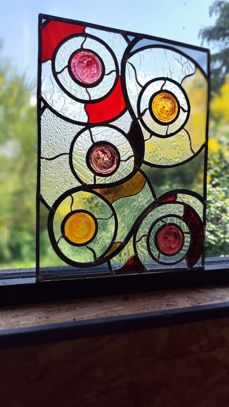 Disques imbriqués - Technique mixte - vitrail au plomb, Tiffany avec insertion de culs de bouteilles colorés - 360€ - 