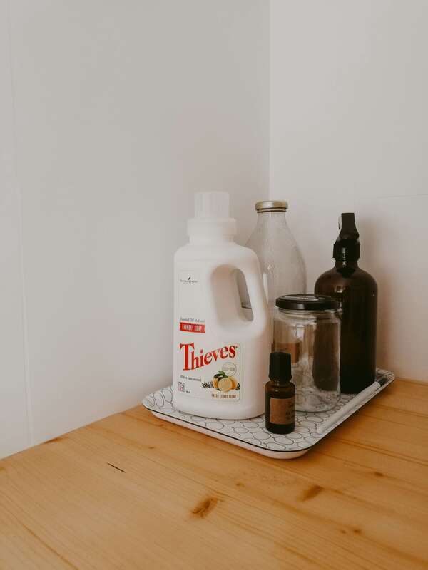 Produits ménagers : Faut-il opter  pour les nouveautés du supermarché ou rester aux basiques naturels ?