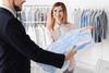 Chemise bleue protégée dans un pressing moderne