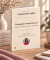 Livre anxiété posé avec tasse carnet fleurs bois