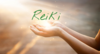 mains illuminées par le magnétisme Reiki