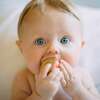 Bébé qui mange son jouet