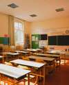 élèves en classe avec professeurs et livres