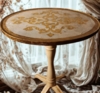 vaisselle vintage élégante sur table ancienne