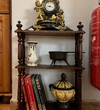 Étagère ancienne en bois avec objets décoratifs précieux