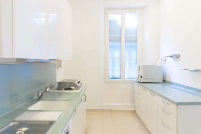 salle-sterilisation-dentiste-hyeres-768x51220260211-321080-2pu4ny