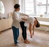 Femme en atelier Chi Nei Tsang exercice flexion tronc assistance